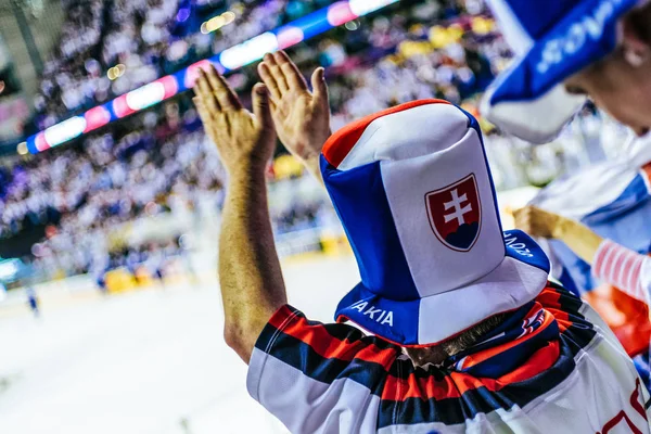 Slovak hokey taraftarı tezahürat