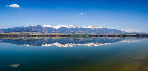 Reflejo de los montes Tatra en el lago Liptovska Mara, Eslovaquia — Foto de Stock