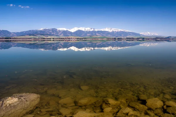 Riflessione dei Tatra occidentali e alti nel lago Liptovska Mara, Slova — Foto Stock