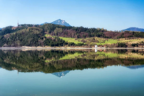 Reflektion av Hill Choc i Lake Liptovská Mara, Slovakien — Stockfoto