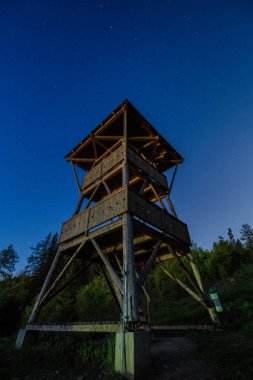 Gözcü ve gökyüzü yıldız dolu