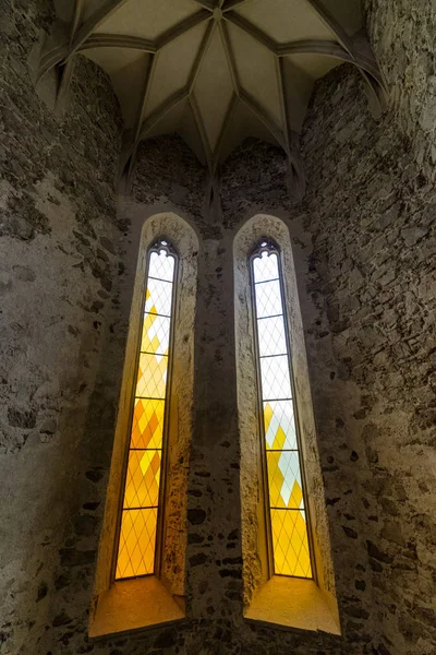 Фабрегас в окне замка Стречно, Словакия — стоковое фото