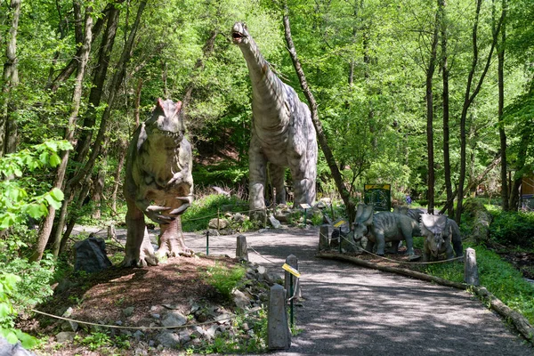 Dinozaurów w rodzinie Dinopark — Zdjęcie stockowe