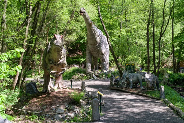 Dinosar na família dinopark — Fotografia de Stock