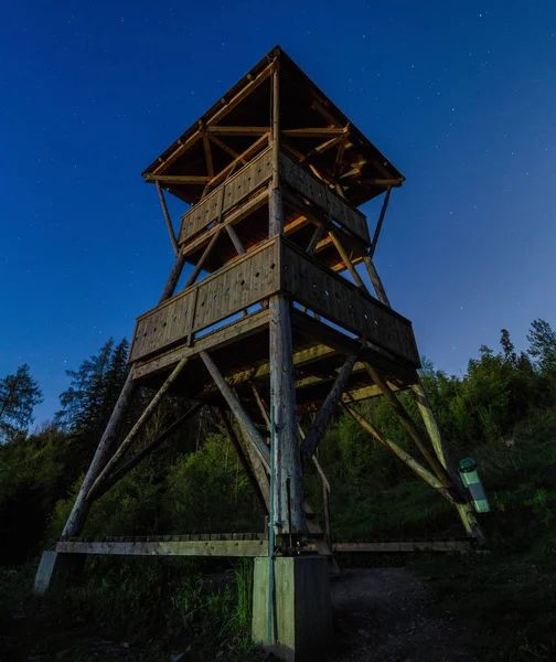 Дивлячись і небо повне зірок — стокове фото