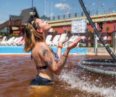 Termal suda dinlenen kız