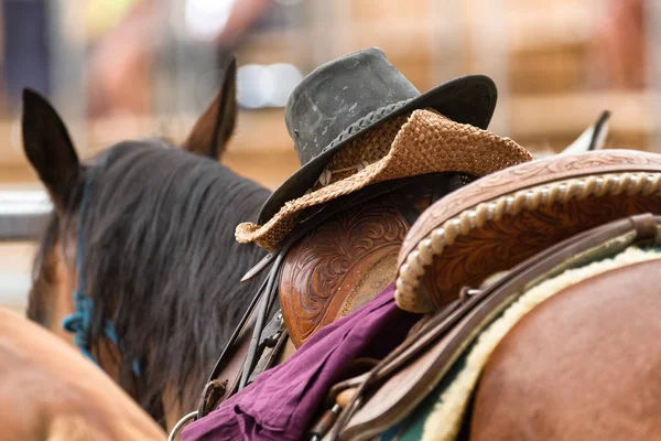 Chapéu de cowboy a cavalo — Fotografia de Stock