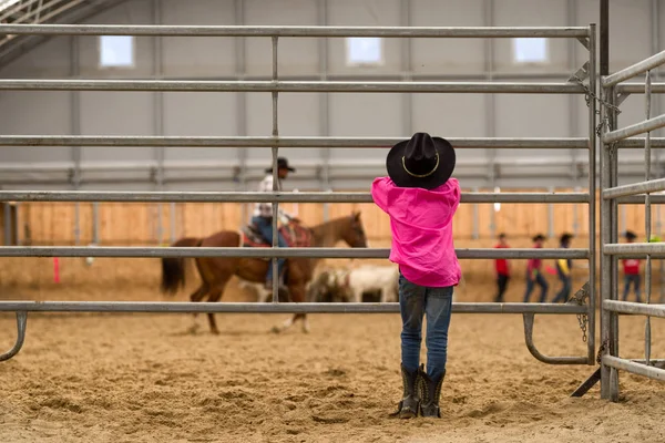 Cowboy niño viendo en la arena —  Fotos de Stock