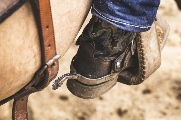 Detalhe da bota de cowboy com esporão — Fotografia de Stock