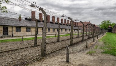 Auschwitz I toplama kampında dikenli tel, Polonya
