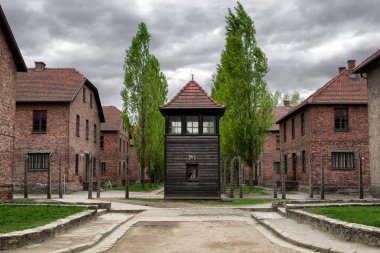Auschwitz I, Polonya'daki toplama kampında silah kulesi