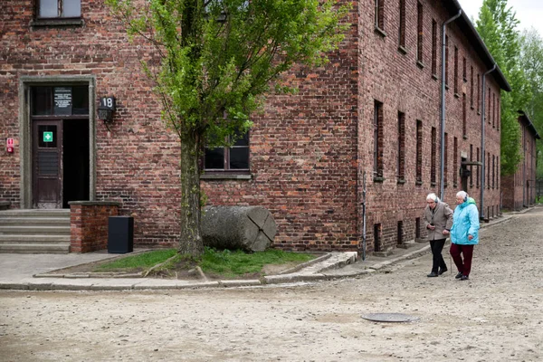 Bezoekers in concentratiekamp in Auschwitz I, Polen — Stockfoto