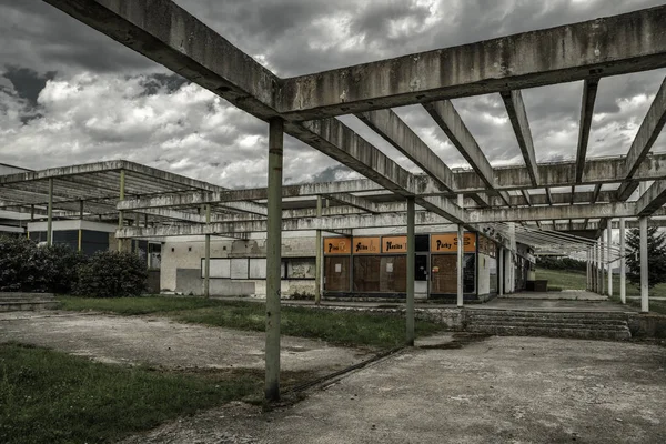 Разрушенная коммунистическая архитектура — стоковое фото