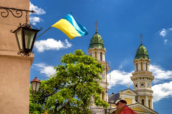 ウクライナの旗と教会 — ストック写真