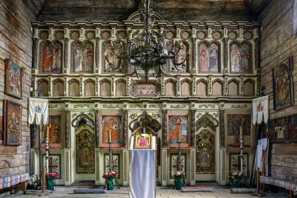 Interior da igreja de madeira na Ucrânia — Fotografia de Stock