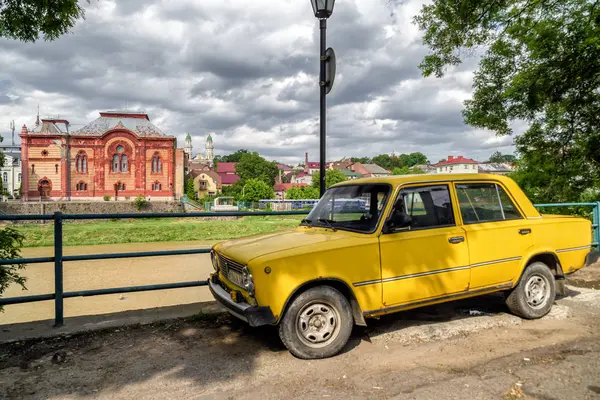 旧黄色拉达车在乌克兰 — 图库照片