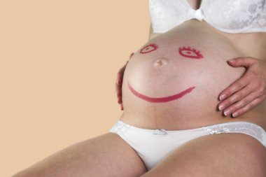 Hamile karnında gülen emoji.