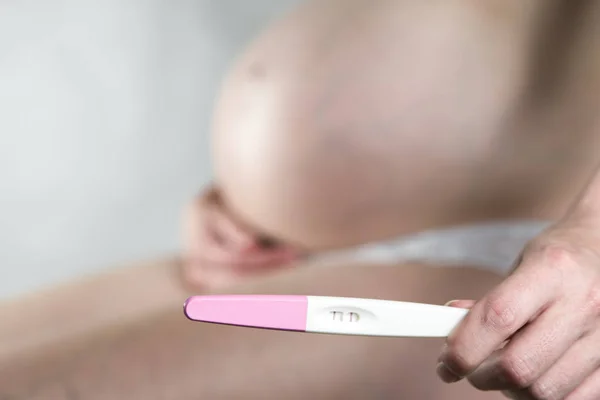 陽性の妊娠検査 — ストック写真