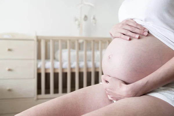 彼女の妊娠中の腹を保持している女性 — ストック写真