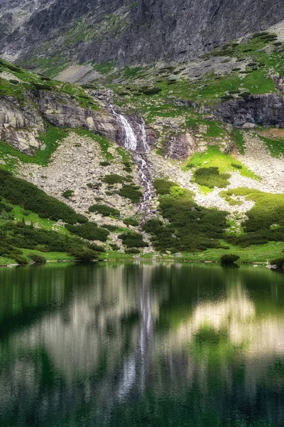 斯洛伐克塔特拉山高山Tarn Velicke Pleso和Velicky瀑布 — 图库照片
