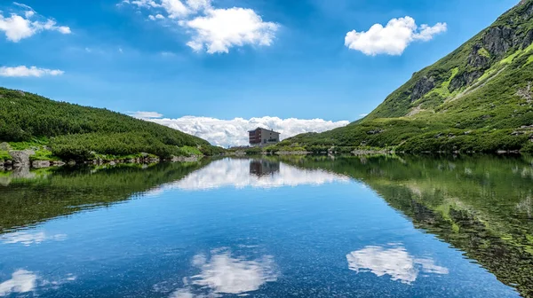 Montanha Hotel Sliezsky Dom Reflexão Velicke Pleso Altas Montanhas Tatras — Fotografia de Stock