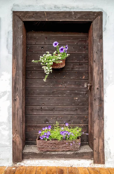 Geschlossene Holztüren Alten Häuschen Und Blumen Topf — Stockfoto