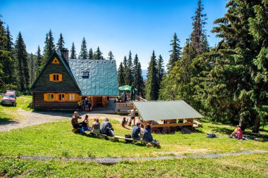 BOBROVEC, 1 Ağustos 2020: Batı Tatras, SLovakya 'da Chata Pod Naruzim adlı kulübenin önündeki turist