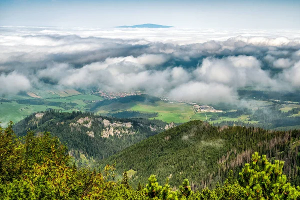 スロバキアの西タトラの丘Sivy Vrchの上から反転して表示します バビア ホラを背景に — ストック写真