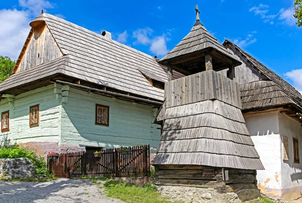 Zabytkowa Drewniana Dzwonnica Stare Domki Wsi Unesco Wsi Vlkolinec Słowacji — Zdjęcie stockowe