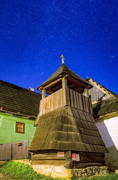 スロバキアの農村ユネスコの村Vlkolinecで夜の歴史的な木製の鐘楼と古いコテージ — ストック写真
