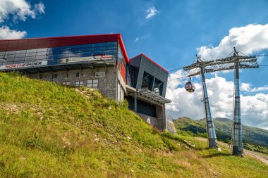 HORNA LEHOTA, SLOVAKIA - 24 AĞUSTOS 2020: Chopok-Juh tatil beldesindeki kabin ve modern tasarlanmış kablo istasyonu