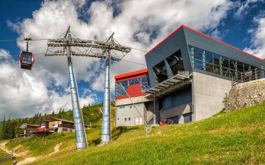 HORNA LEHOTA, SLOVAKIA - 24 AĞUSTOS 2020: Chopok-Juh tatil beldesindeki kabin ve modern tasarlanmış halat istasyonu