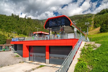 HORNA LEHOTA, SLOVAKIA - 24 AĞUSTOS 2020: Chopok-Juh tatil beldesinde modern tasarlanmış halat istasyonu