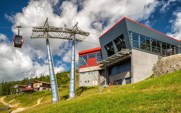 HORNA LEHOTA, SLOVAKIA - 24 AĞUSTOS 2020: Chopok-Juh tatil beldesindeki kabin ve modern tasarlanmış halat istasyonu