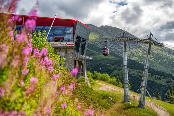 Horna Lehota Slovakien August 2020 Modern Designad Linbanestation Låga Tatrabergen — Stockfoto