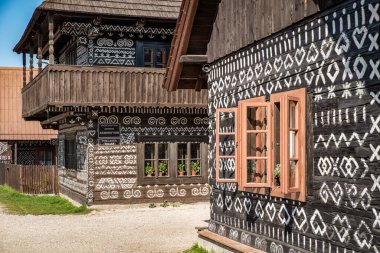 CICMANY, SLOVAKIA - 22 Eylül 2020: UNESCO köyündeki beyaz süslemelerle boyanmış ahşap evler