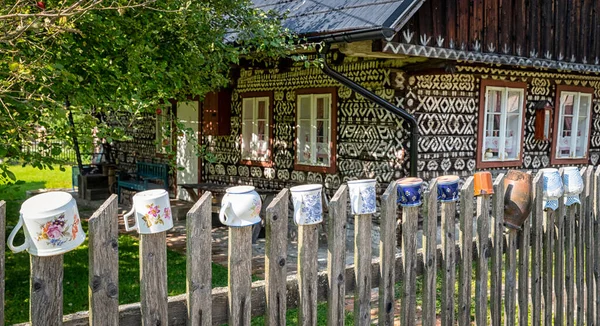 Clay Jugs Fence Front Old Wooden House Village Cicmany Slovakia — Stock Photo, Image