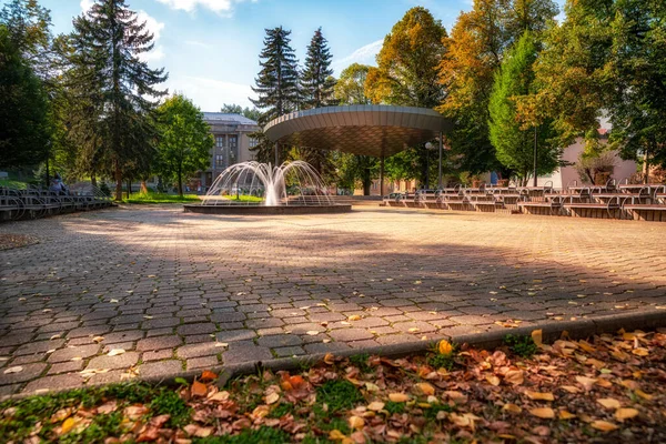 Barevné Podzimní Listí Dlouhá Expozice Fontány Podzimním Parku Městě Ružomberok — Stock fotografie