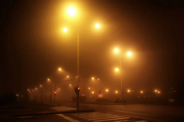 Osvětlená Prázdná Dálnice Semafory Mlze Noci Městě Žluté Světlo — Stock fotografie