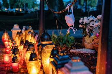 Coronavirus Covid-19 kurbanlarının Ruhlar Günü 'ndeki anıları. Mezarlıktaki fenerler