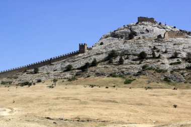 Ceneviz Kalesi ve bir kaya. Beatufull peyzaj
