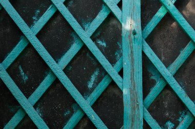 Lastik üzerinde boya ile eski mavi ahşap geometrik desen bırakır