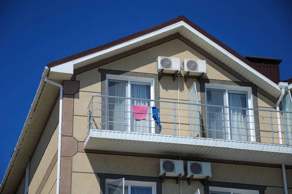 İki katlı evin bej cephe üst kısmı