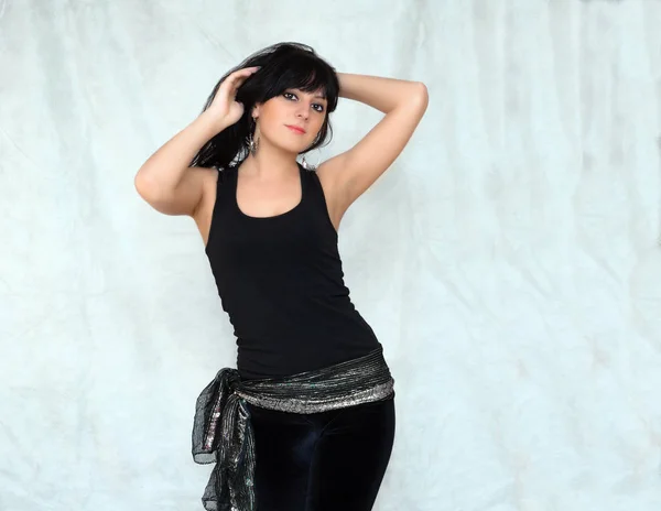 Genç güzel bir kadının portresi, minimal makyaj, doğallık ve güzellik ile pürüzsüz sağlıklı bir cilt. Gri bir arka plan üzerinde Büyüleyici esmer, katta duran.