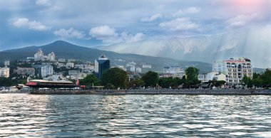 Gemiden Yalta manzaralı bir akşam. Temmuz 2019