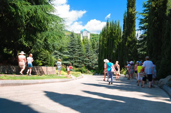 - Rusya. Kırım. Partenit. Park Paradise Aivazovsky. İnsanlar gezintiye çıkıyor. Temmuz 2019.