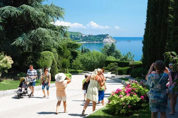 Rusya Kırım Partenit Park Paradise Aivazovsky Nsanlar Gezintiye Çıkıyor Temmuz — Stok fotoğraf
