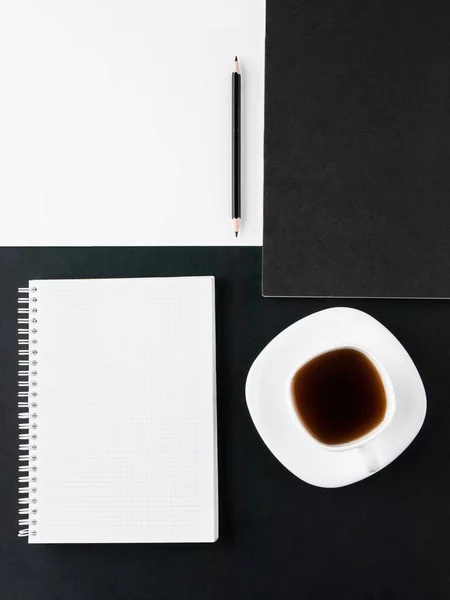 사무실 개념입니다 노트북 잡지와 흑인과 바탕에 커피와 최고의 있습니다 — 스톡 사진
