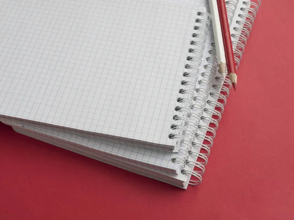 Ofis Banka Donatımı Beyaz Notebook Beyaz Kalem Kırmızı Bir Arka — Stok fotoğraf