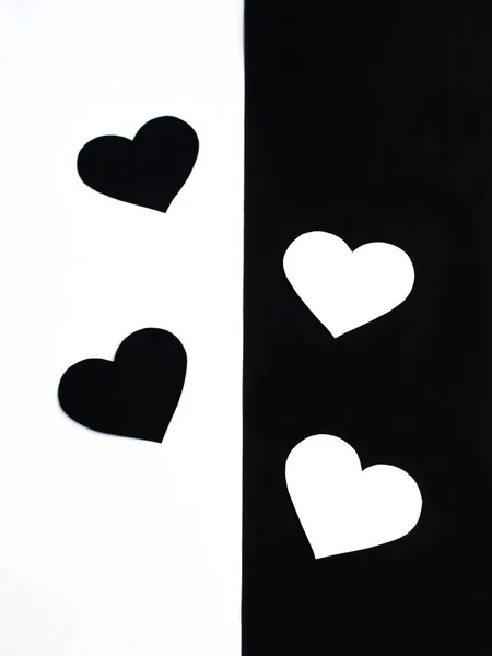 Dia dos Namorados. Corações em branco, fundo preto. Yin Yang. Vista de cima. Espaço de cópia — Fotografia de Stock